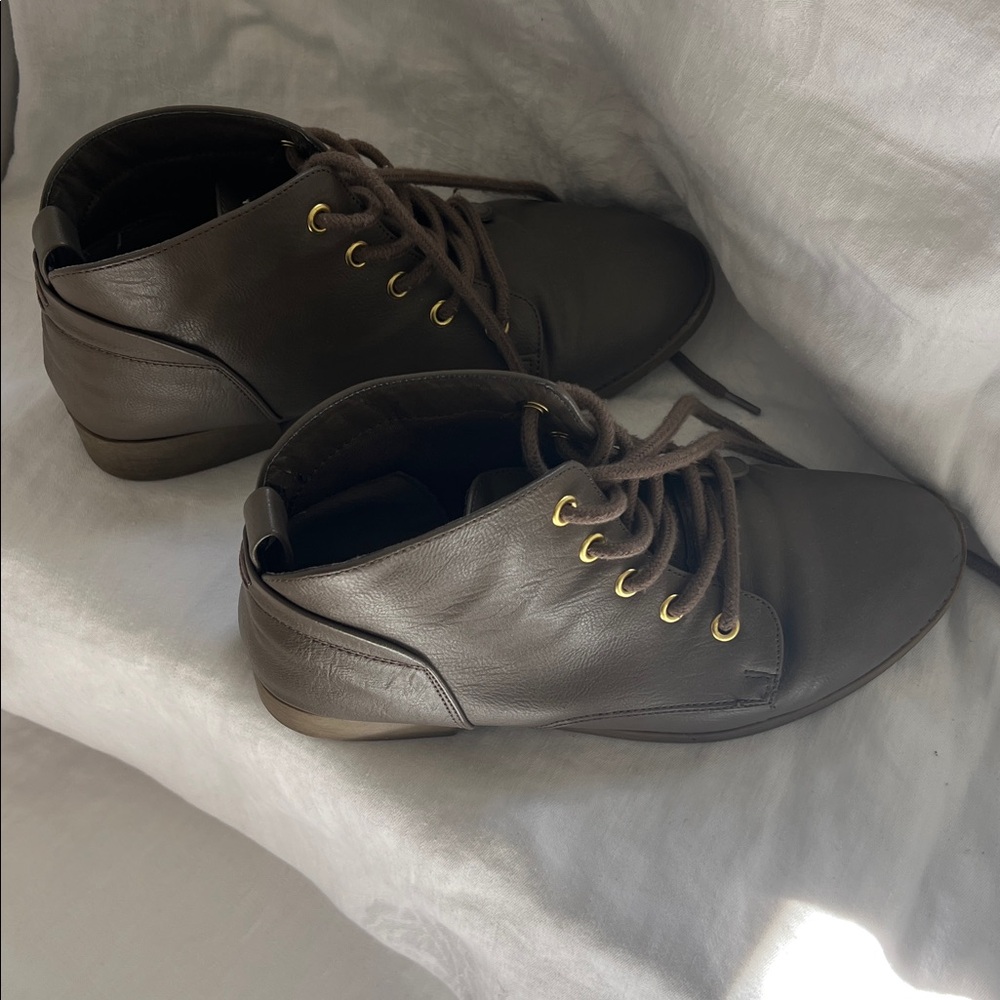 Kohls Brown lace up ankle height shoes